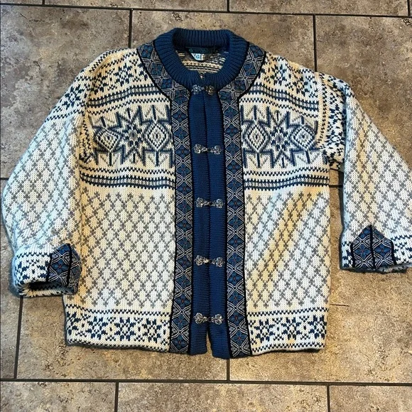 Vintage Dale of Norway Wool Cardigan With Pewter Claps Traditional Norwegian - Picture 1 of 9